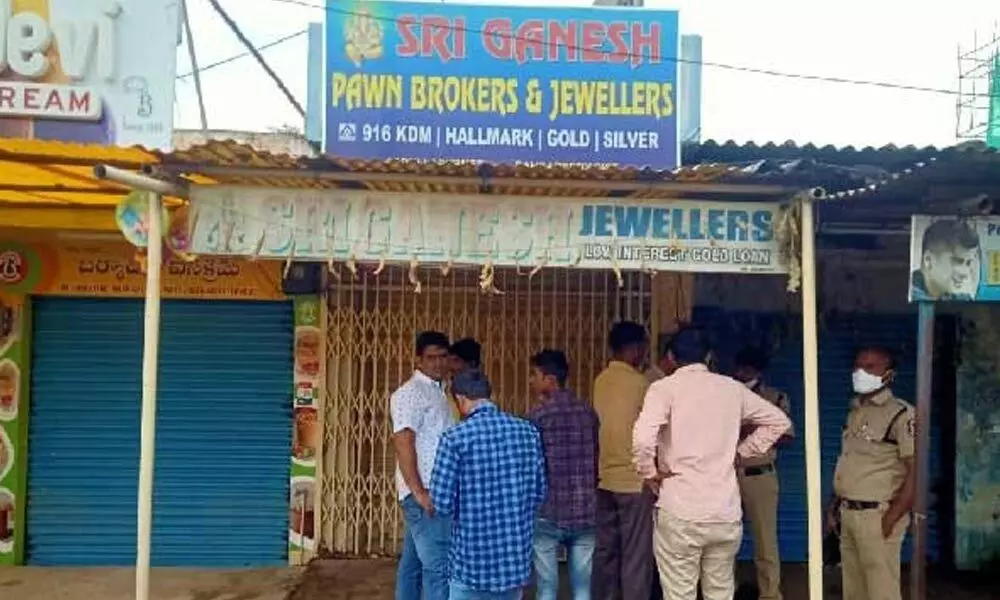 Burglars drill hole in jewellery shop in Abdullahpurmet, steal ornaments