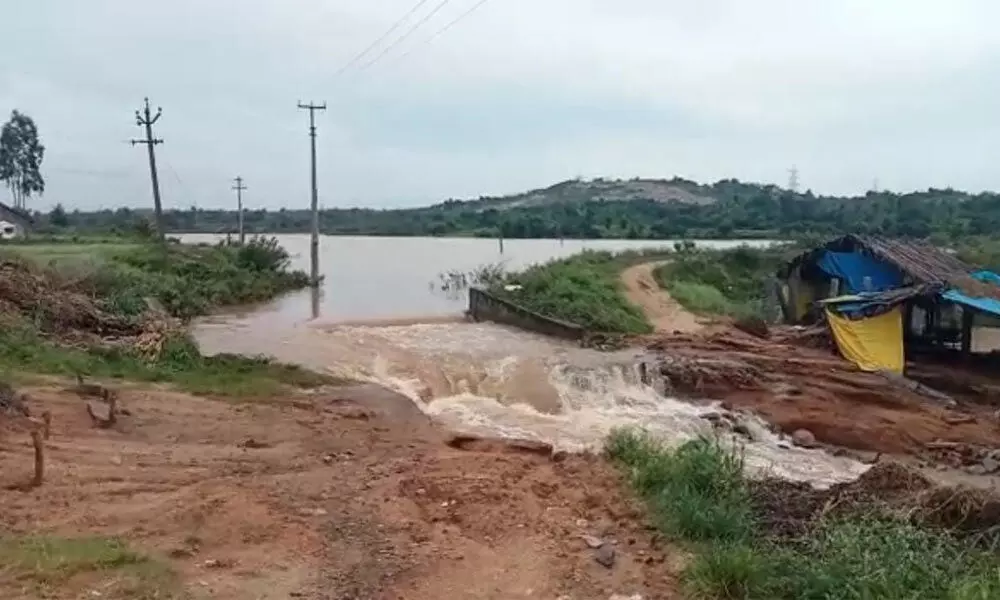 Handri-Neeva canal breached at Kummaramadugu in V Kota mandal