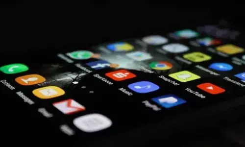 Google Play and Apple App Store Bans 8 Lakh Apps