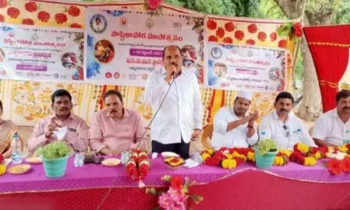YSRCP Yemmiganur constituency senior leader Yerrakota Jagan Mohan Reddy addressing a programme organised on Poushtika Aahara Masotsavam at tahsildar’s office in Yemmiganur on Tuesday.