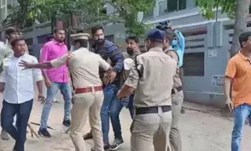 Congress, TRS workers come to blows at Revanth’s house