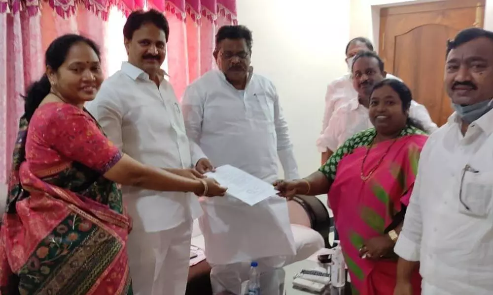 Guntur: Christina gets B Form for ZP Chairperson post