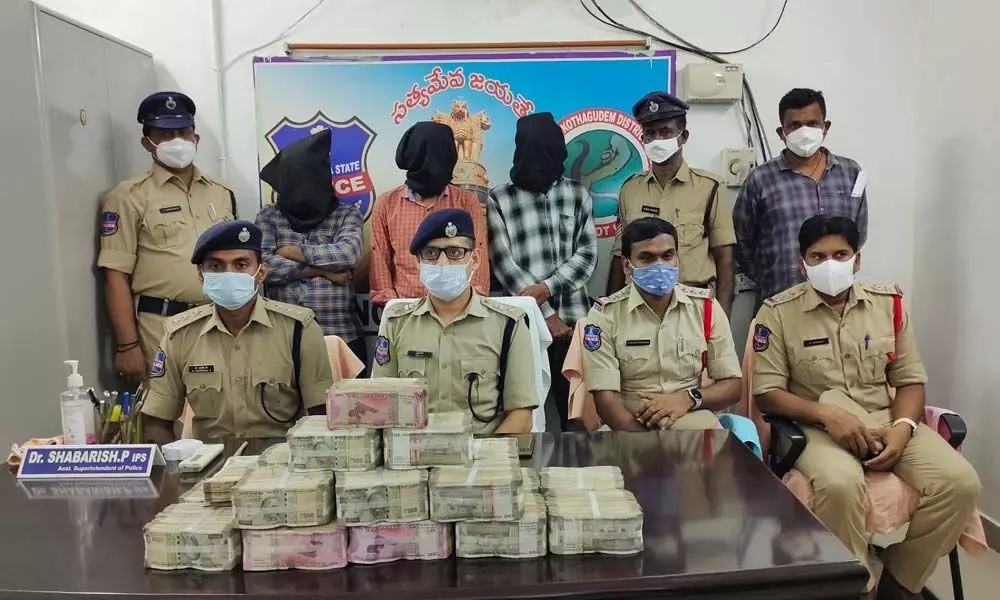 Superintendent of Police Sunil Dutt presenting the arrested persons and the money recovered from them to the media in Kothagudem on Wednesday