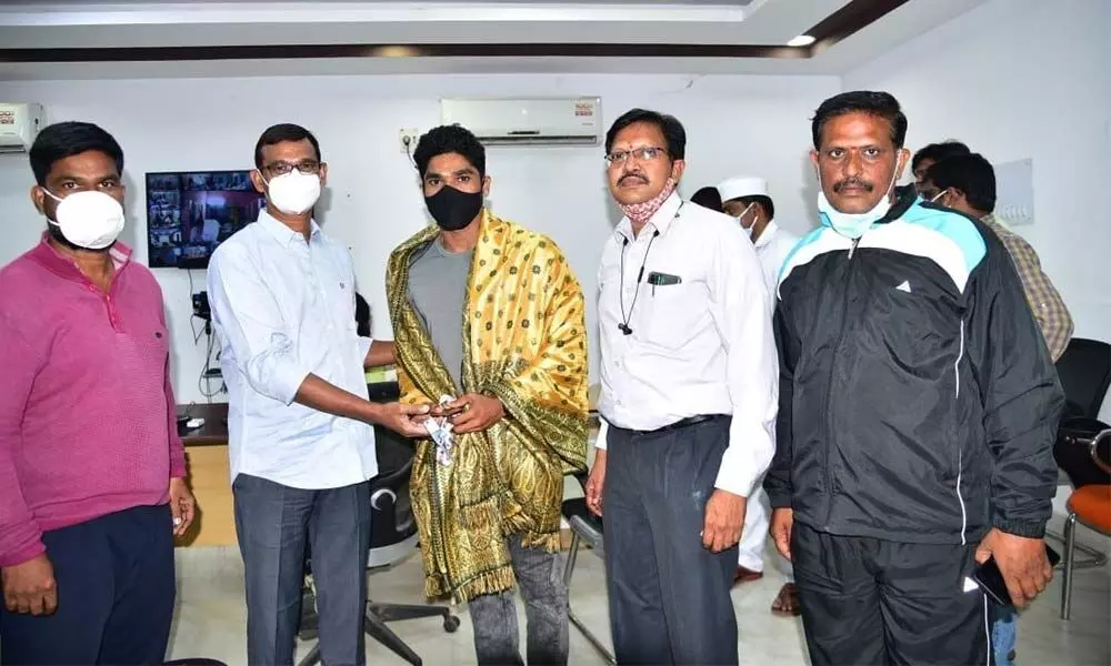 District Collector P Koteshwara Rao felicitating the gold medalist K Naresh Kumar with a shawl at the Collectorate in Kurnool on Thursday. Setkur CEO Nagaraju Naidu and others are also seen