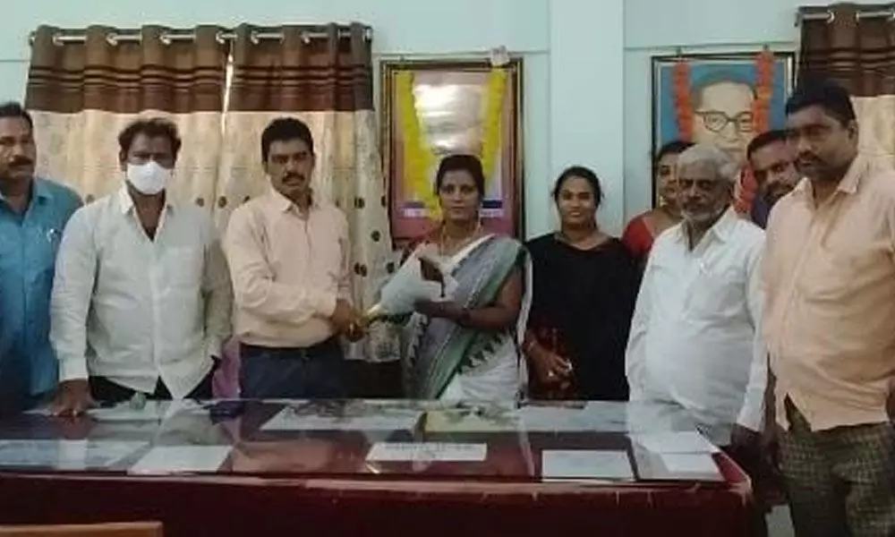 ITI Ongole staff felicitating Yendluri Rajitha Priya, Kaushalacharya Awardee for 2021