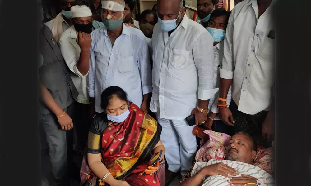 Home Minister Mekathoti Sucharitha consoling the YSRCP activists injured in violence at Kopparru village on Thursday