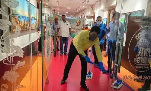 Visakhapatnam: Waltair DRM takes part in Swachh Parisar drive