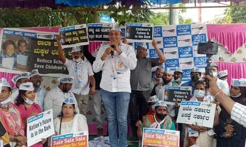 Aam Aadmi Party staged a protest near Maurya Circle