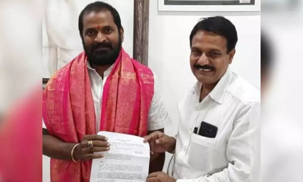 Excise Minister Srinivas Goud handing over the appointment order to Bekham Janardhan Reddy on Saturday