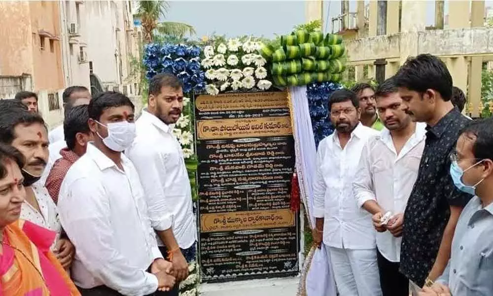 Water Resources Minister Dr P Anil Kumar Yadav and NUDA Chairman M Dwarakanath formally laying the foundation for works of Tikkana Park in Nellore on Saturday