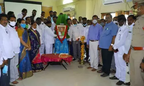 Energy Minister G Jagadish Reddy garlanding the portrait of Chakali Ailamma on her 126th birth anniversary at the district Collectorate in Suryapet on Sunday