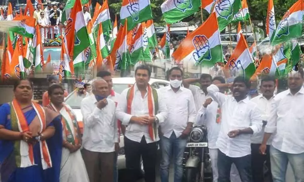 Congress leaders staging a dharna as part of Bharat Bandh in Kurnool on Monday