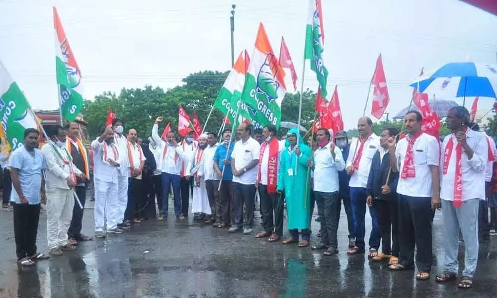 Leaders of Congress, Left parties, New Democracy and other parties staging a protest in Khammam town on Monday