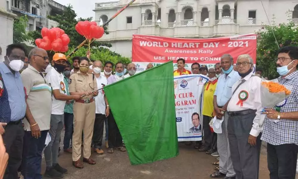 SP M Deepika Patil flagging of a rally on the occasion of the World Heart Day in Vizianagaram on Wednesday