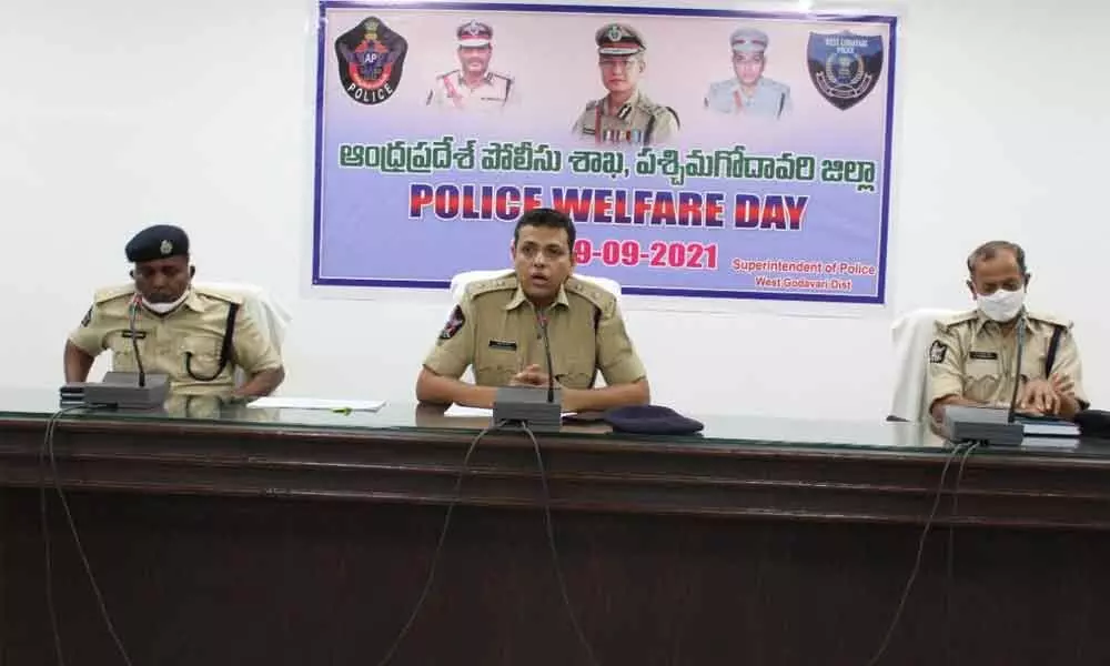 SP Rahul Dev Sarma addressing the members of retired police staff and the kin of deceased police personnel in Eluru on Wednesday