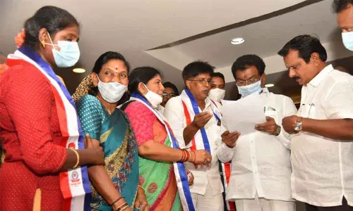 BC Committee Chairman Janga Krishna Murthy receiving grievances from various associations in Nellore on Wednesday