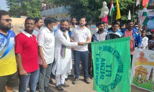 Joint Collector Mazir Jilani Samoon along with Mayor B Y Ramaiah flagging off the ‘Fit India freedom run’ at the Outdoor stadium in Kurnool on Wednesday