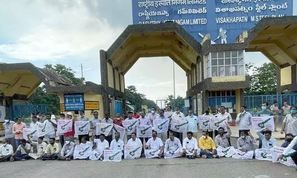 Visakha Ukku Parirakshana Porata Committee and employees staging a protest in Visakhapatnam on Thursday