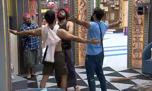 Aakali Rajyam movie in Bigg Boss house