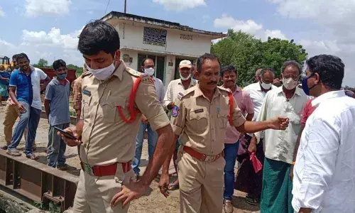 Khammam: Tension prevails when farmers detain ITC staff