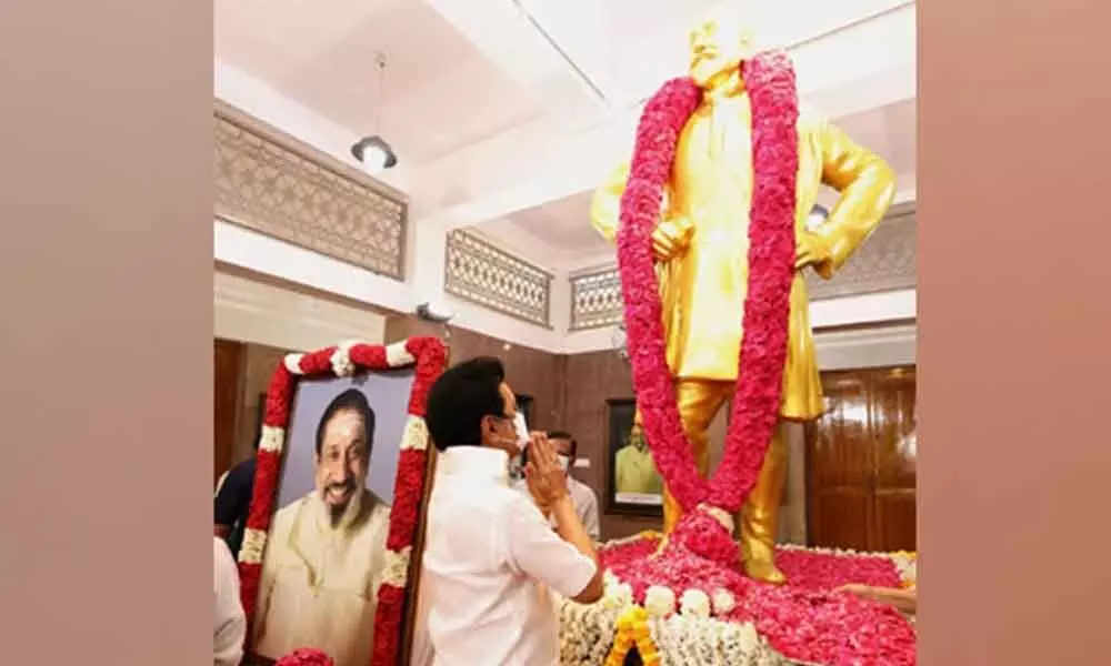CM MK Stalin pays floral tribute to Sivaji Ganesan Picture (MK Stalin/Twitter). Image Credit: ANI