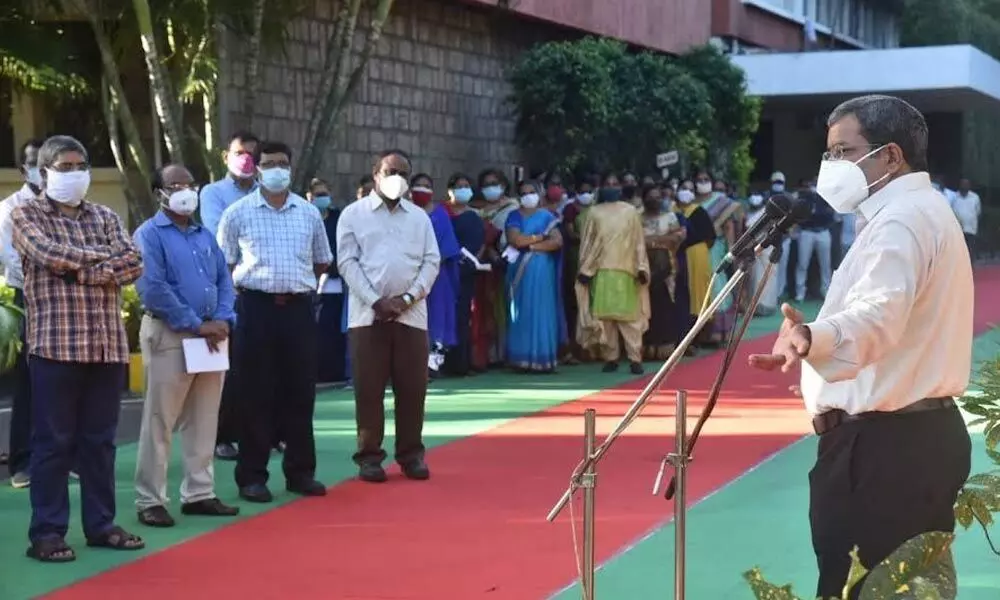 VPT Chairman K Rama Mohana Rao speaking at the valedictory programme of Swachhta Pakhwada in Visakhapatnam on Friday