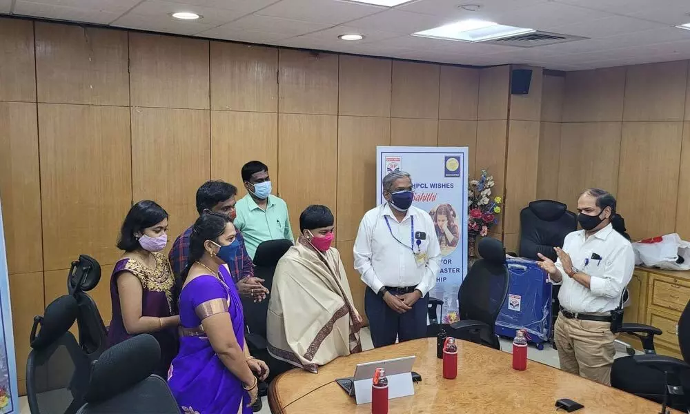 Grandmaster Sahithi Varshini being felicitated by HPCL management in Visakhapatnam on Thursday