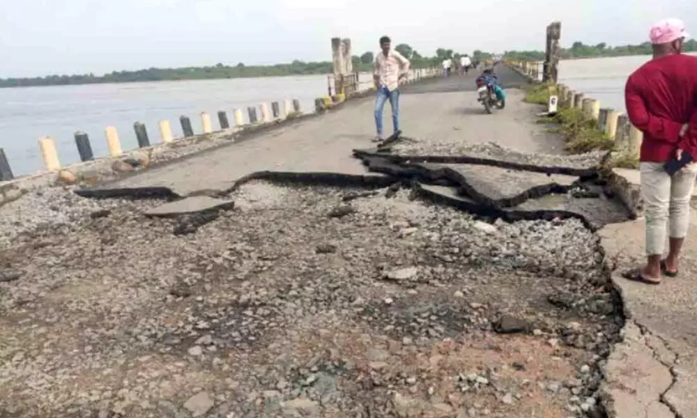 Inter-state brige connecting Telangana and Maharashtra at Kandukurthi of Nizamabad district has been closed for traffic and repair works