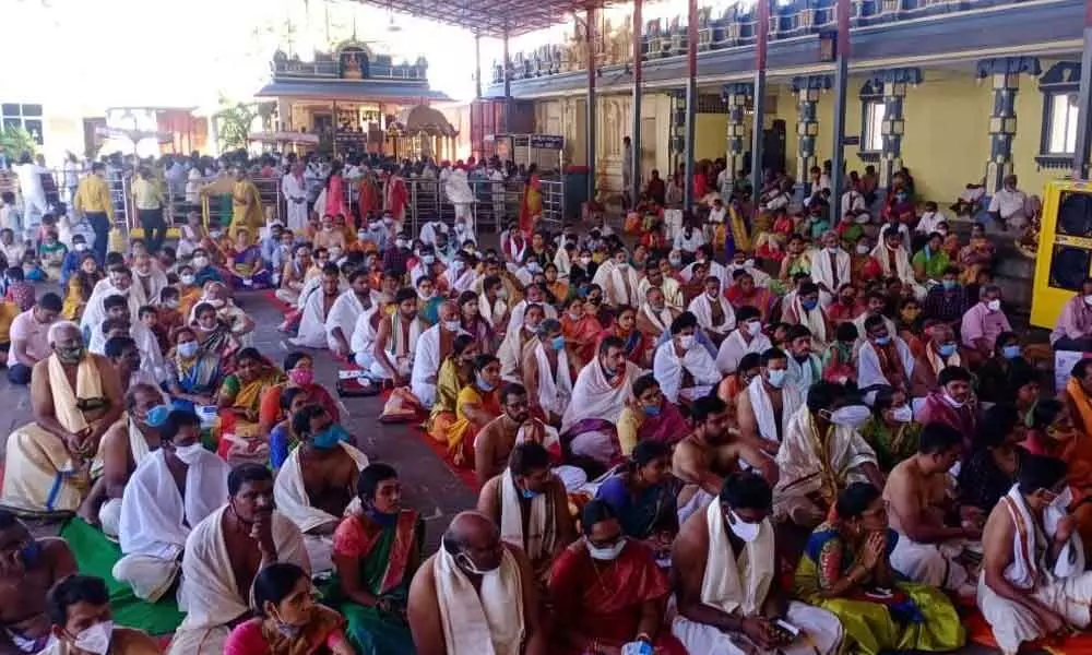 The devotees participating in the Nithya Kalayanam programme at the Bhadrachalam temple on Saturday