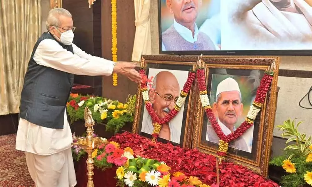 Vijayawada: Governor Biswa Bhusan Harichandan pays tributes to Gandhi, Lal Bahadur Shastri