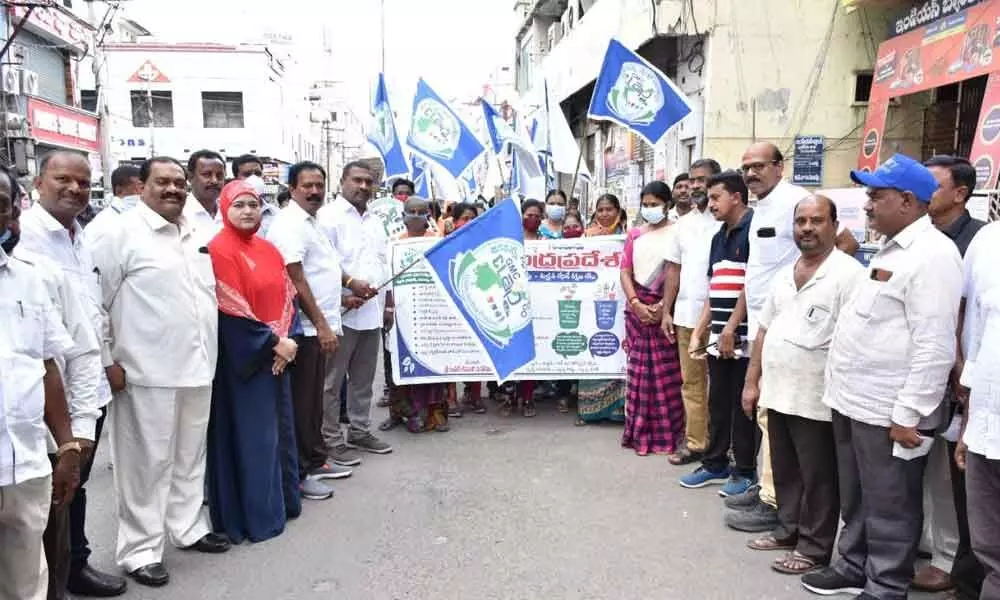 Mayor Kavati Manohar Naidu flagging off a rally to create awareness on Clean Andhra Pradesh in Guntur on Sunday. MLA Mustafa, GMC Commissioner Challa Anuradha also seen
