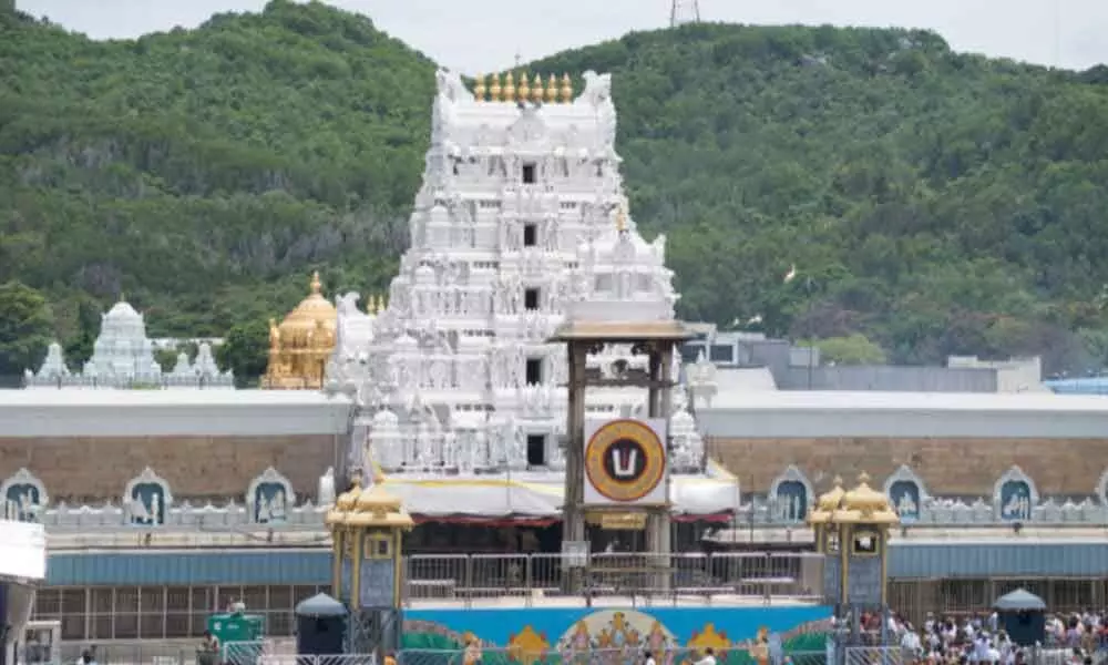 Heavy rain lashes Tirumala from the morning, devotees face difficulties