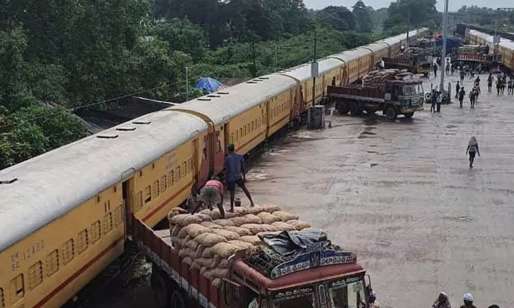 Kisan Rail carries onions from Moula Ali to West Bengal