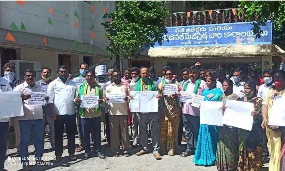 AP Rythu Sangham and trade union leaders staging a protest at RDO office in Tirupati on Monday condemning the killing of four farmers at Lakinpur in Uttar Pradesh.