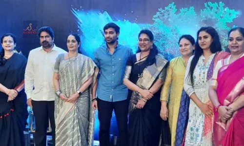 YSRCP leader Devineni Avinash presenting the certificate to a student at Samana College of Design Studies in Vijayawada on Monday