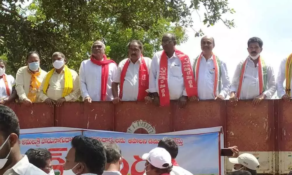 Leaders of CPM, CPI, TDP and Congress participating in Sadak Bandh in Aswaraopet on Tuesday