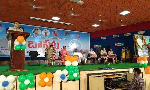 SP Rahul Dev Sharma addressing members of families belonging to victims of fake Gulf job agents in Bhimavaram on Tuesday