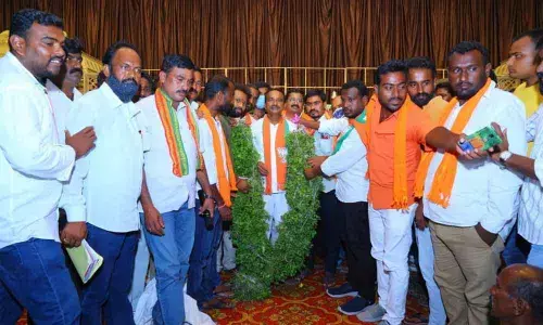 BJP cadres felicitating BJP leader Eatala Rajender at a meeting in Jammikunta on Tuesday