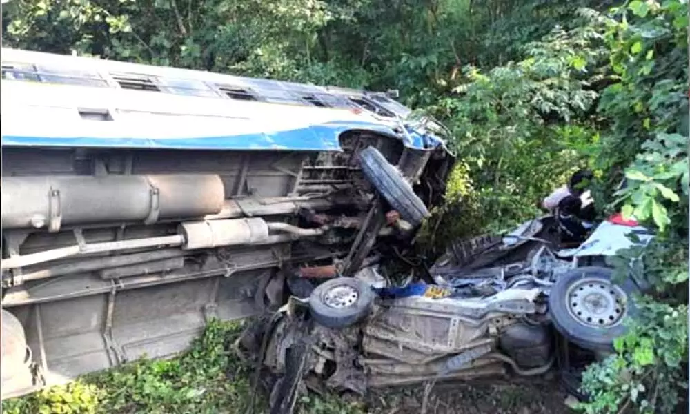 TSRTC driver dies in Peddapalli road accident