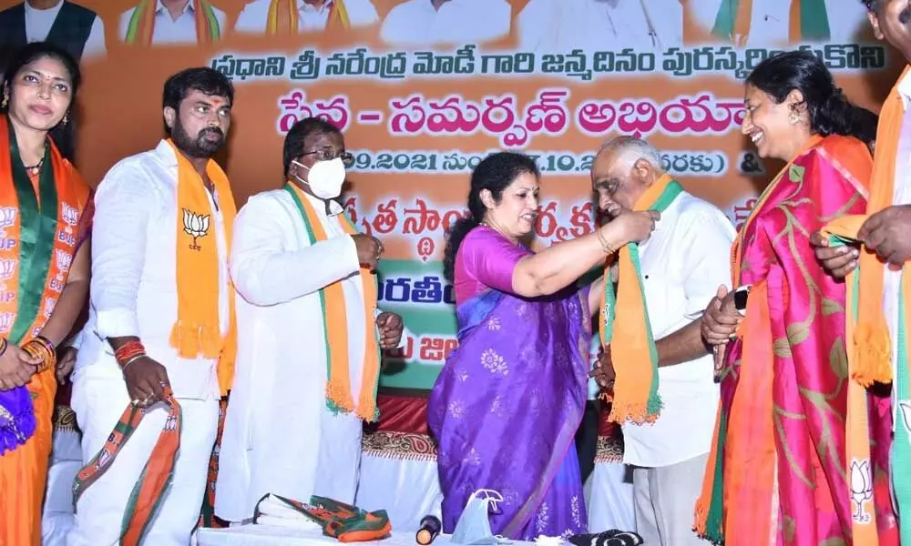 TDP leader Venkateswara Choudary joining BJP in the presence of former Union Minister D Purandeswari at a meeting in Chittoor on Wednesday