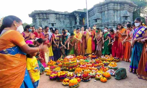 A large number of women participate in Engili Bathukamma at Thousand Pillar temple in Hanumkonda on Wednesday Photo: G Shyam Kumar