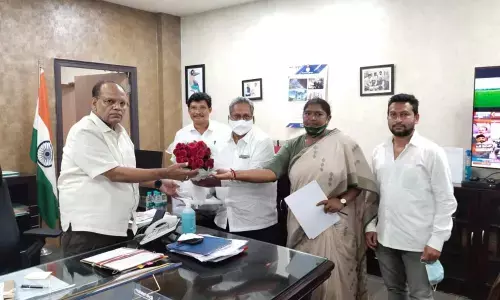 Mulugu MLA Danasari Anasuya alias Seethakka along with a delegation of Medaram priests meeting Chief Secretary Somesh Kumar in Hyderabad on Wednesday
