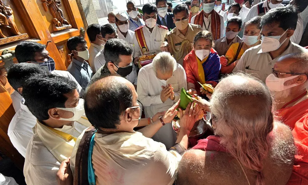 AP governor Biswabhushan Harichandan visits Indrakeeladri temple in Vijayawada