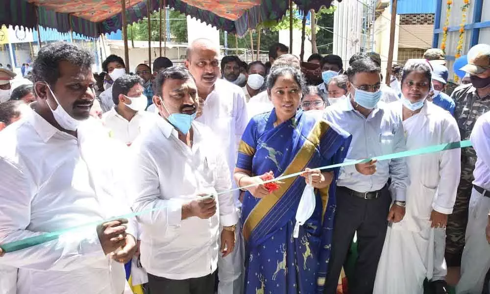 Home Minister Mekathoti Sucharitha inaugurating the oxygen plants at GGH in Guntur on Thursday