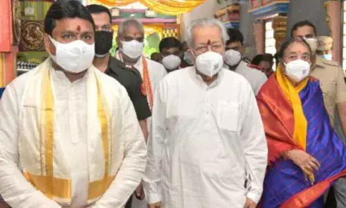 Governor Biswa Bhusan Harichandan couple worships Kanakadurga