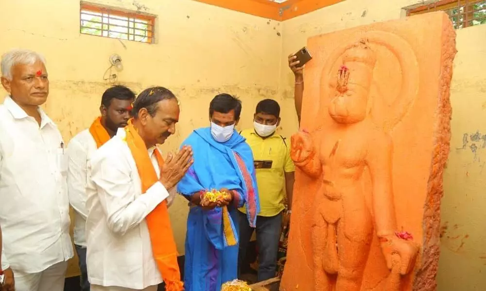 Former minister and BJP candidate Eatala Rajender offering prayers to Lord Hanuman at Bathinivanipally under Kamalapur mandal in Hanumakonda district on Saturday