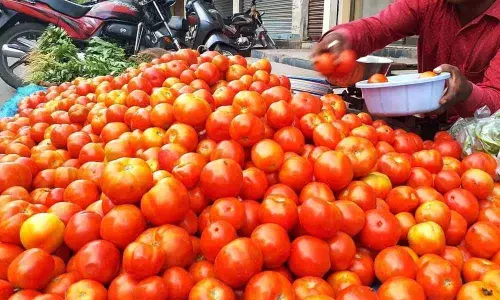 Tomato prices shoot up from Rs 10 to Rs 60 in Bengaluru