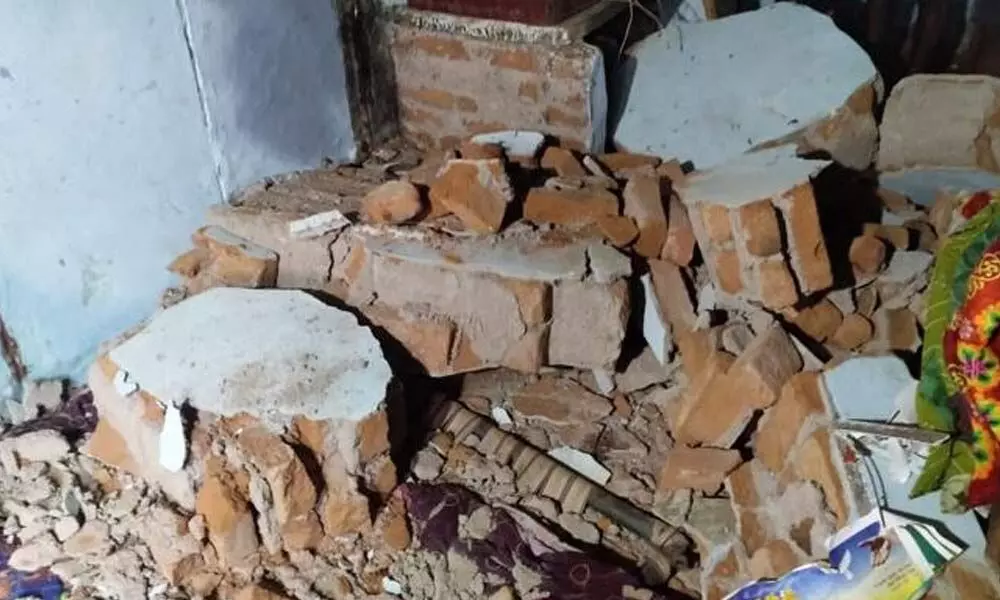 Six dead as a wall collapsed in Jogulamba Gadwal district