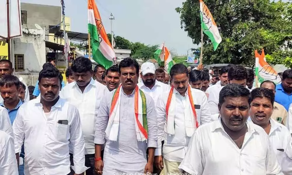 Devarkadra constituency Congress in-charge G Madhusudhan Reddy and other Congress leaders taking out a rally at Undyala village of Devarakadra constituency