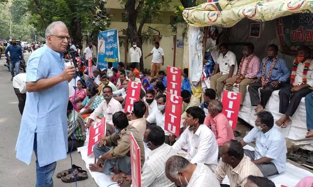 CPM state secretariat member Sarma addressing forest workers at the relay hunger strike on Hare Krishna Road in Tirupati on Monday.